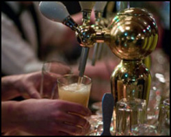 Bier dat uit een tap in een glas wordt geschonken